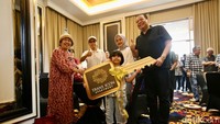 CT berfoto dengan pemilik unit.