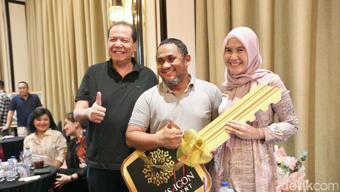 Apartemen Trans Icon di Trans Park Cibubur melakukan serah terima kunci atau handover, Sabtu (12/10). Chairman CT Corp Chairul Tanjung turut hadir.