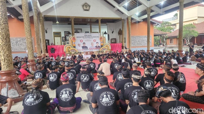 Deklarasi dukungan puri se-Klungkung kepada Koster-Giri dan Made Satria-Tjok Surya di Pendopo Puri Agung Klungkung, Sabtu (12/10/2024). (Putu Krista/detikBali).