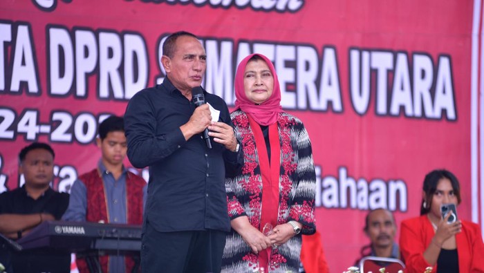Edy Rahmayadi dan istri Nawal Lubis saat sambutan di Kabupaten Samosir (Dok. Istimewa)