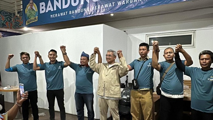 Farhan saat mendapat dukungan dari kelompok buruh. Farhan saat mendapat dukungan dari kelompok buruh.
