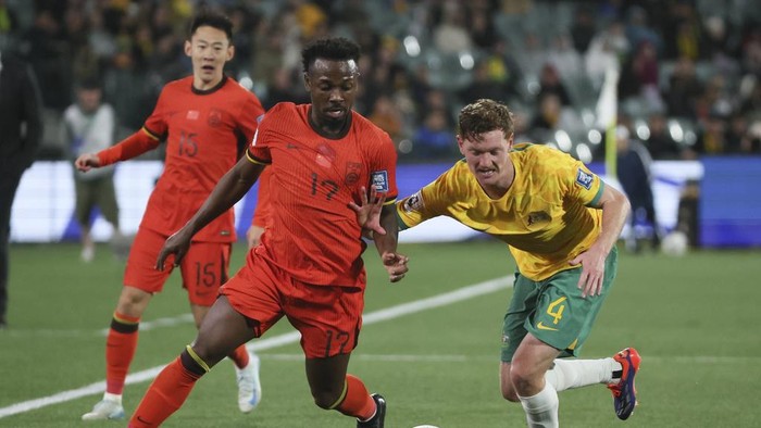 Australias Kye Rowles, right, and Chinas Fernando Conceicao battle for the ball during the World Cup 2026 Group C qualifying soccer match between Australia and China at Adelaide Oval, Adelaide, Australia, Thursday Oct. 10, 2024. (AP Photo/James Elsby)