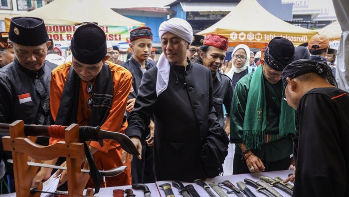 Festival Golok Cakung Sejumlah panitia berpose dengan golok saat Festival Golok Cakung di kawasan Kanal Banjir Timur, Jakarta, Sabtu (12/10/2024). Festival tahunan tersebut bertujuan untuk mengenalkan golok sebagai Benda Cagar Budaya (SK Gubernur No.91 Tahun 2022) serta melestarikan budaya betawi dan mengajak generasi muda mencintai tradisi lokal. ANTARA FOTO/Dhemas Reviyanto/nz