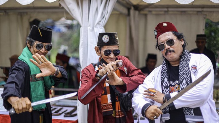 Festival Golok Cakung Sejumlah panitia berpose dengan golok saat Festival Golok Cakung di kawasan Kanal Banjir Timur, Jakarta, Sabtu (12/10/2024). Festival tahunan tersebut bertujuan untuk mengenalkan golok sebagai Benda Cagar Budaya (SK Gubernur No.91 Tahun 2022) serta melestarikan budaya betawi dan mengajak generasi muda mencintai tradisi lokal. ANTARA FOTO/Dhemas Reviyanto/nz