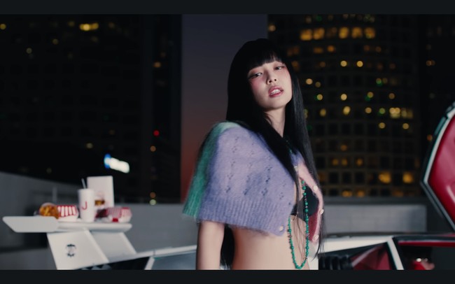 Gaya Jennie dilengkapi dengan dua koleksi kalung Chanel masing-masing seharga Rp 19 juta dan Rp 67 juta. Serta heels silver dari Versace seharga Rp 21 juta. Foto: dok. YouTube JENNIE