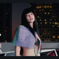 Gaya Jennie dilengkapi dengan dua koleksi kalung Chanel masing-masing seharga Rp 19 juta dan Rp 67 juta. Serta heels silver dari Versace seharga Rp 21 juta. Foto: dok. YouTube JENNIE