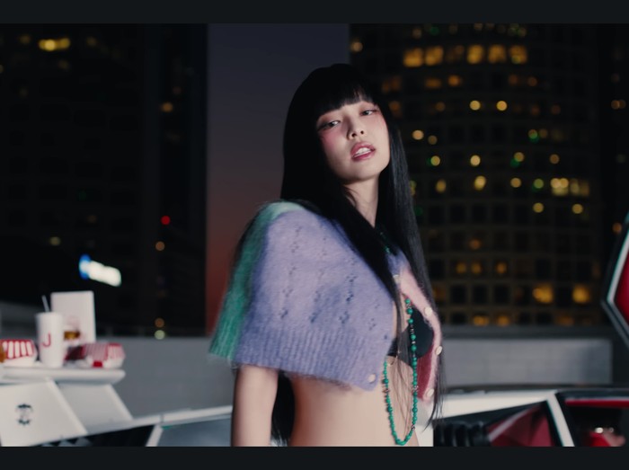 Gaya Jennie BLACKPINK dalam Video Klip Mantra