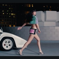 Dalam adegan lain, Jennie tampil dengan rambut hitam dan poni rata. Gayanya tak kalah seksi dengan bra hitam di balik atasan crop top Dsquared2 seharga Rp 8 jutaan dan mini skirt serasi dari brand lokal Korea itu. Foto: dok. YouTube JENNIE