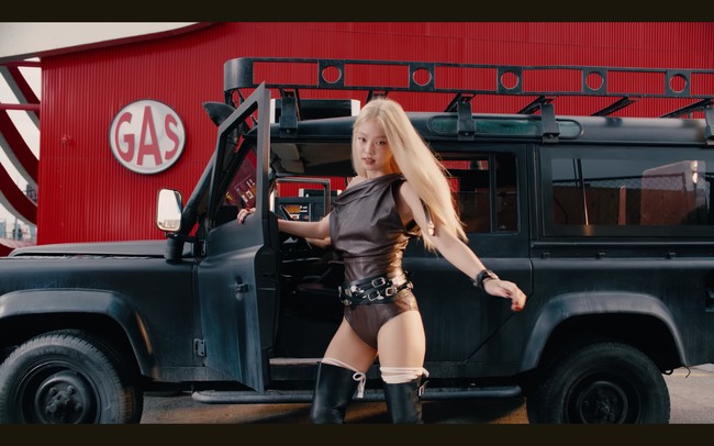 Setelah tampil dengan rambut pirang di peragaan busana Chanel selama Paris Fashion Week 2024, Jennie kembali memakai wig tersebut di video klipnya. Foto: dok. YouTube JENNIE