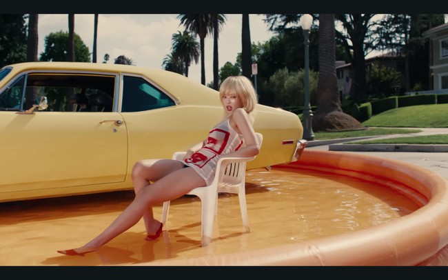 Tak ketinggalan, gaya Jennie BLACKPINK dengan wig pirang lain yang bervolume. CEO ODD ATELIER itu tampil dalam balutan mini dress Jean Paul Gaultier seharga Rp 8 juta dan heels merah dari Zara yang senada. Foto: dok. YouTube JENNIE