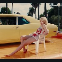 Tak ketinggalan, gaya Jennie BLACKPINK dengan wig pirang lain yang bervolume. CEO ODD ATELIER itu tampil dalam balutan mini dress Jean Paul Gaultier seharga Rp 8 juta dan heels merah dari Zara yang senada. Foto: dok. YouTube JENNIE