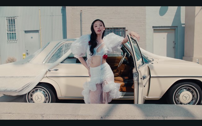 Jennie BLACKPINK mengeluarkan single pertamanya, Mantra di bawah Sony Music Entertainment. Di awal video klip, idol yang dijuluki fashion icon itu tampak keluar dari mobil dengan kostum yang berbeda. Foto: dok. YouTube JENNIE