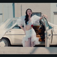 Jennie BLACKPINK mengeluarkan single pertamanya, Mantra di bawah Sony Music Entertainment. Di awal video klip, idol yang dijuluki fashion icon itu tampak keluar dari mobil dengan kostum yang berbeda. Foto: dok. YouTube JENNIE