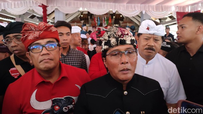 I Nyoman Giri Prasta didampingi Sanjaya-Dirga saat kampaye di Desa Kaba-kaba, Tabanan, Bali, Sabtu (12/10/2024).