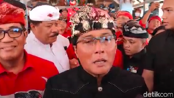 I Nyoman Giri Prasta saat ditemui di Desa Kaba-Kaba, Kecamatan Kediri, Tabanan usai kampanye didampingi I Komang Gede Sanjaya - I Made Dirga (Sandi), Sabtu (12/10/2024). (Ahmad Firizqi Irwan)