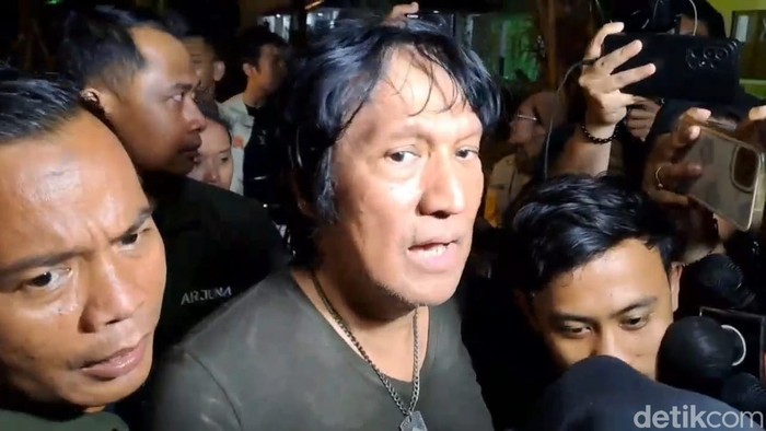 Ikang Fawzi Ikang Fawzi mulai bernyanyi lagi.