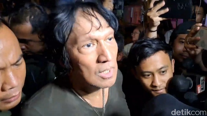 Ikang Fawzi Ikang Fawzi mulai bernyanyi lagi.