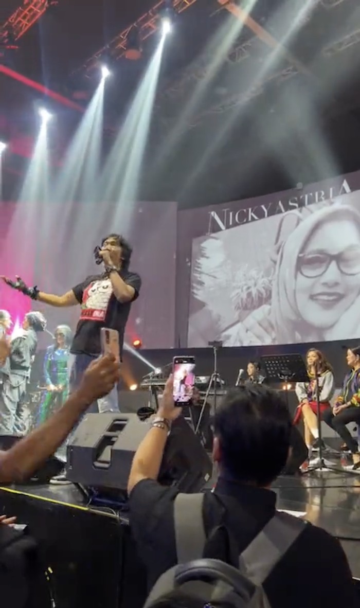 Ikang Fawzi Ikang Fawzi kembali bernyanyi.