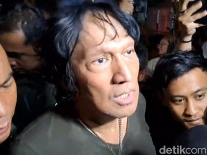 Ikang Fawzi Klarifikasi Foto Pakai Selang Oksigen Usai Marissa Haque Meninggal
