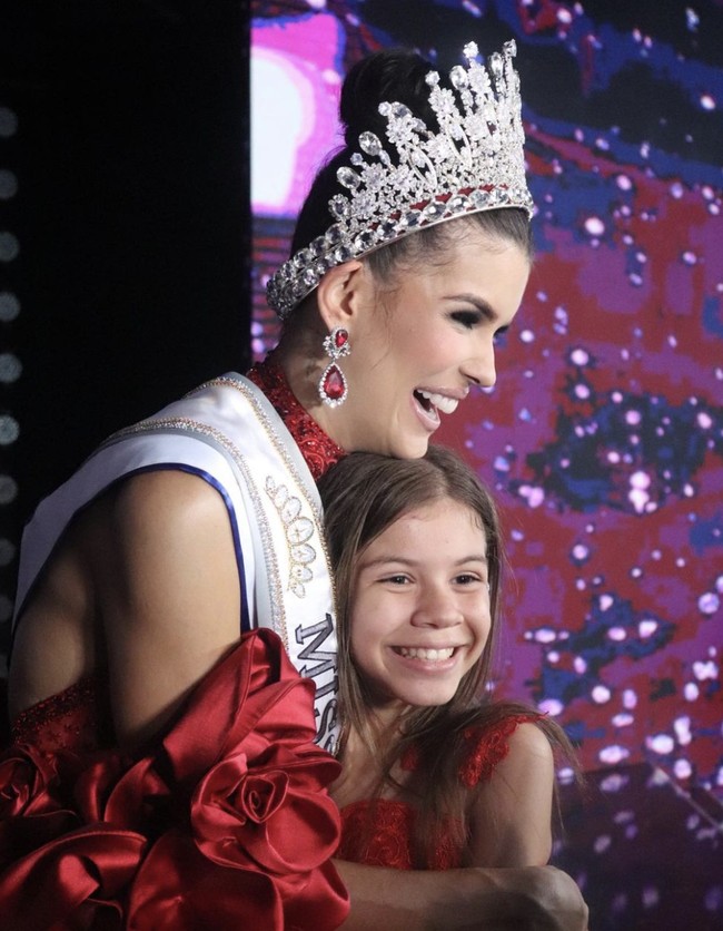 Saat penobatannya, sang putri bahkan ikut naik ke atas panggung. Raut bangga Guadalupe tampak di wajahnya. Foto: dok. Instagram @ileanamarquezpedroza