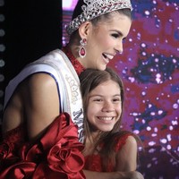 Saat penobatannya, sang putri bahkan ikut naik ke atas panggung. Raut bangga Guadalupe tampak di wajahnya. Foto: dok. Instagram @ileanamarquezpedroza
