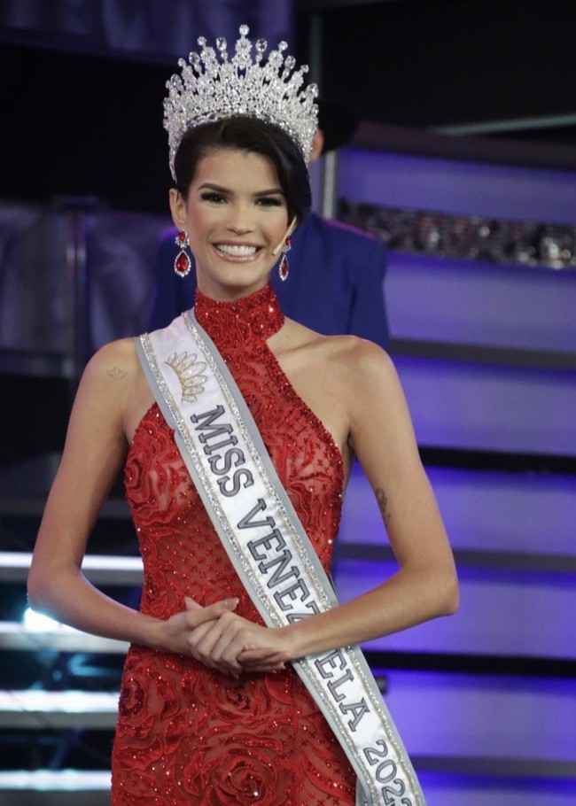 Ileana mengaku bahwa putrinya, Guadalupe adalah kekuatannya. “Dia selalu ada dalam setiap langkah yang saya ambil, termasuk saat saya berdiri di panggung Miss Venezuela,” ucapnya. Foto: dok. Instagram @ileanamarquezpedroza