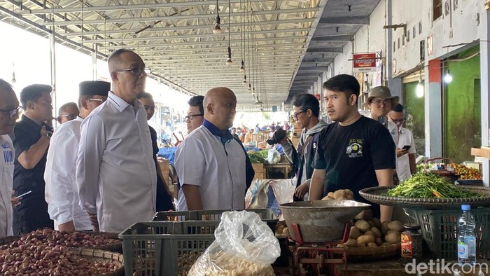 Ilham Habibie saat belusukan ke pasar di Sukabumi