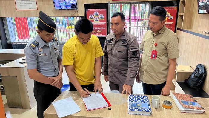 Jaksa melakukan eksekusi terhadap oknum anggota Brimob (kaos kuning) yang merupakan terpidana persetubuhan ABG Parimo. Dokumen Istimewa