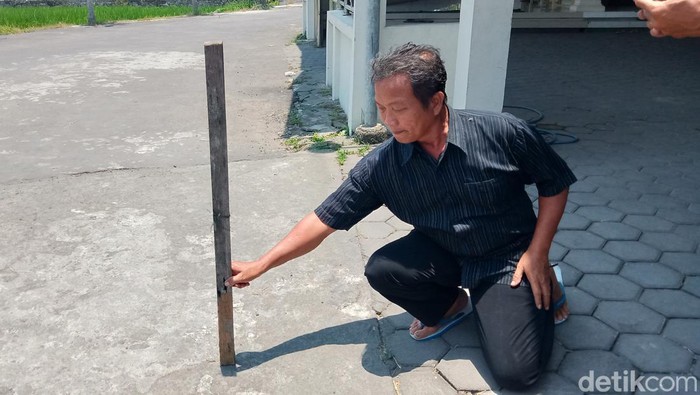 Jamaah masjid Riyadul Janah Dusun Kebon Gede, Juwiring, Klaten 
mengamati sinar matahari tepat di tengah jam matahari saat hari tanpa bayangan.