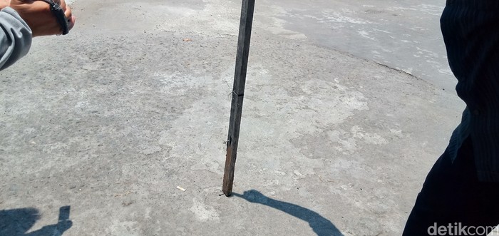 Jamaah masjid Riyadul Janah Dusun Kebon Gede, Juwiring mengamati sinar matahari tepat di tengah jam matahari saat hari tanpa bayangan.