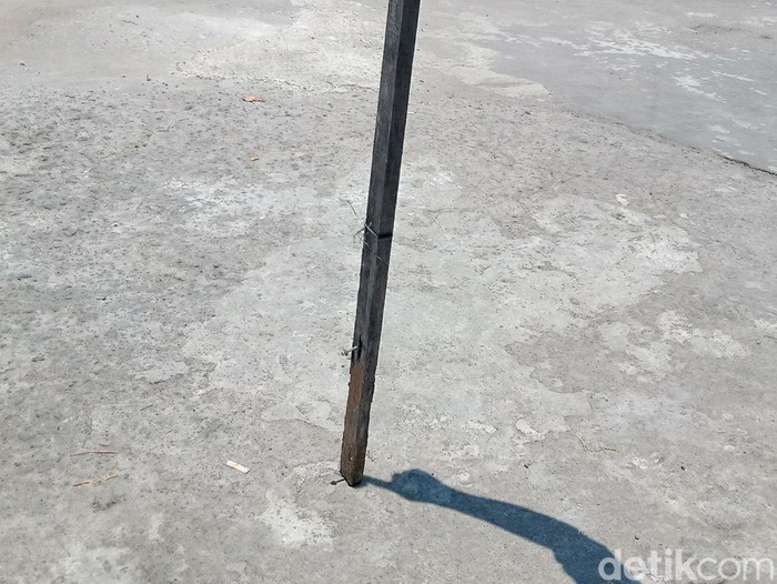 Jamaah masjid Riyadul Janah Dusun Kebon Gede, Juwiring mengamati sinar matahari tepat di tengah jam matahari saat hari tanpa bayangan.