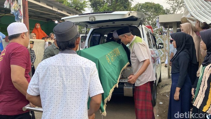 Jasad korban saat tiba di rumah duka