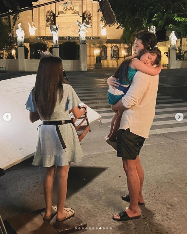 Dalam film Filipina pertamanya, Ji Soo berperan sebagai seorang dokter dan ayah seorang anak perempuan yang terlantar. Ini adalah pertama kalinya dia menjadi ayah. Foto: dok. Instagram @actor_jisoo