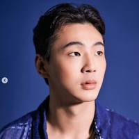 Belakangan netizen Korea menyorot penampilan Ji Soo yang dinilai semakin mirip aktor lokal Filipina karena dandanannya. Foto: dok. Instagram @actor_jisoo