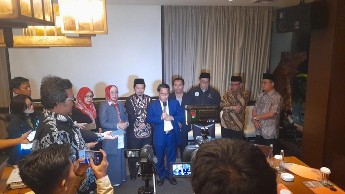 Ketua BWI Kamaruddin Amin bersama komisioner BWI memberikan keterangan kepada wartawan, Jumat 11 Oktober 2024 (Kredit Foto: BWI)