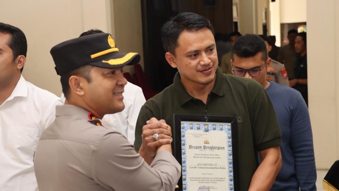 Kapolres Batu beri penghargaan warga dan lurah yang turut ungkap penembakan oleh Monang Sihombing.