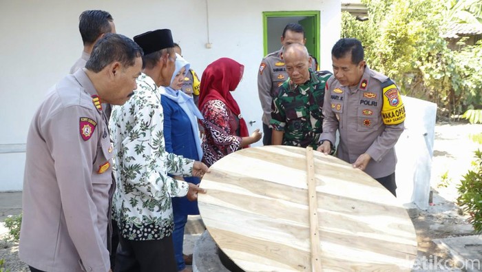 Kapolres Jombang meninjau sumur bor yang disediakan satuannya di Musala Al Barokah demi memenuhi kebutuhan warga.