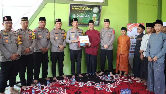 Kapolres Mojokerto Kota AKBP Daniel S Marunduri di Ponpes Manarul Huda.