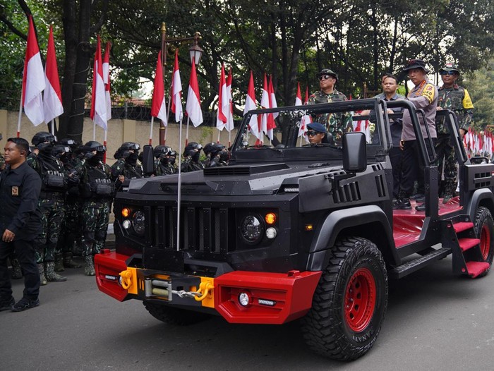 Kapolri Jenderal Listyo Sigit Prabowo mengecek gladi bersih Apel Gelar Pasukan Operasi Mantap Brata dalam rangka Pengamanan Pelantikan Presiden dan Wapres.