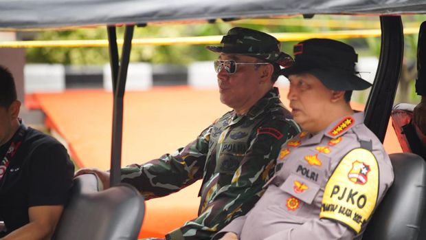 Kapolri Jenderal Listyo Sigit Prabowo mengecek gladi bersih Apel Gelar Pasukan Operasi Mantap Brata dalam rangka Pengamanan Pelantikan Presiden dan Wapres.