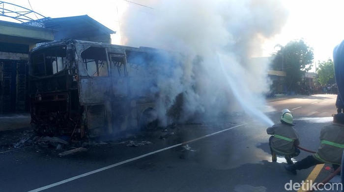 Kebakaran Bus Medali Mas di Lamongan