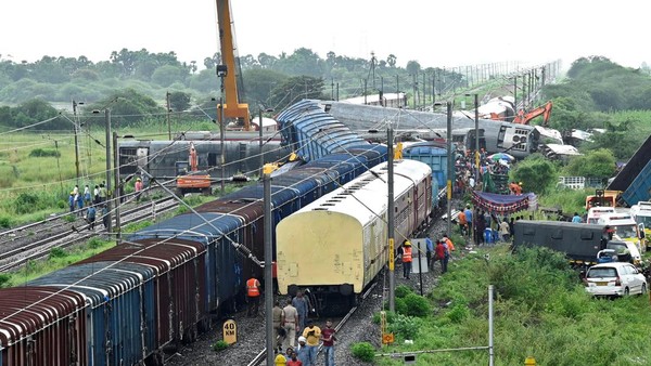 Kereta Barang dan Kereta Penumpang Adu Banteng di India