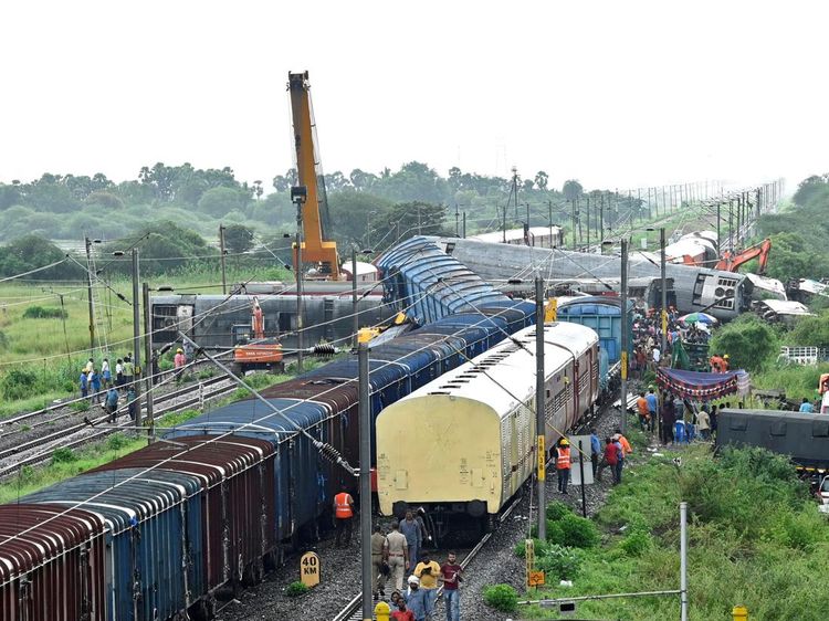 Kereta Barang dan Kereta Penumpang Adu Banteng di India