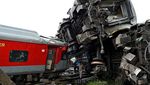 Kereta Barang dan Kereta Penumpang Adu Banteng di India