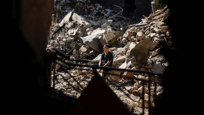 Emergency personnel work at the site of an Israeli air strike, amid ongoing hostilities between Hezbollah and Israeli forces, in Beirut, Lebanon, October 11, 2024. REUTERS/Louisa Gouliamaki