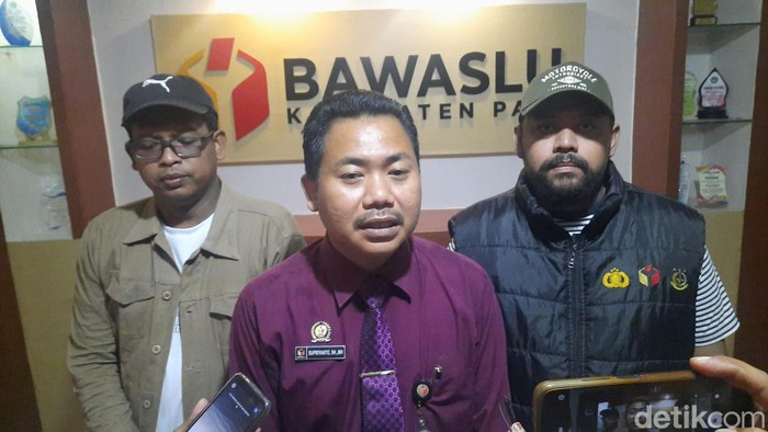 Ketua Bawaslu Pati Supriyanto bersama anggotanya ditemui di kantornya, Sabtu (12/10/2024).