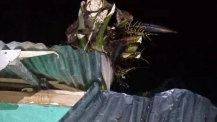 Kondisi rumah warga yang rusak akibat angin kencang di Lubuklinggau.