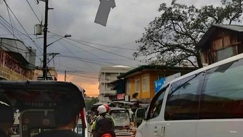 Siapa jemur baju di sini? Foto: Facebook/I Dont Know. Im Just Sharing (IDKIJS)