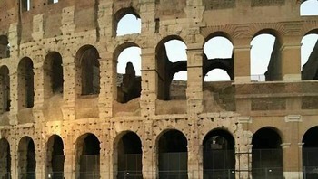 Mau foto dorong Menara Pisa mungkin maksudnya. Tapi, Pak, salah tempat! Foto: Facebook/I Dont Know. Im Just Sharing (IDKIJS)