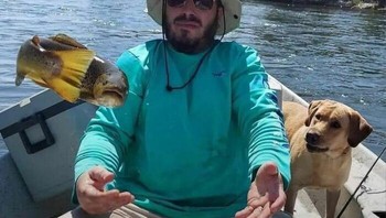 Ikan mendadak muncul, anjingnya cuma bisa perhatiin kebingungan. Foto: Facebook/I Dont Know. Im Just Sharing (IDKIJS)